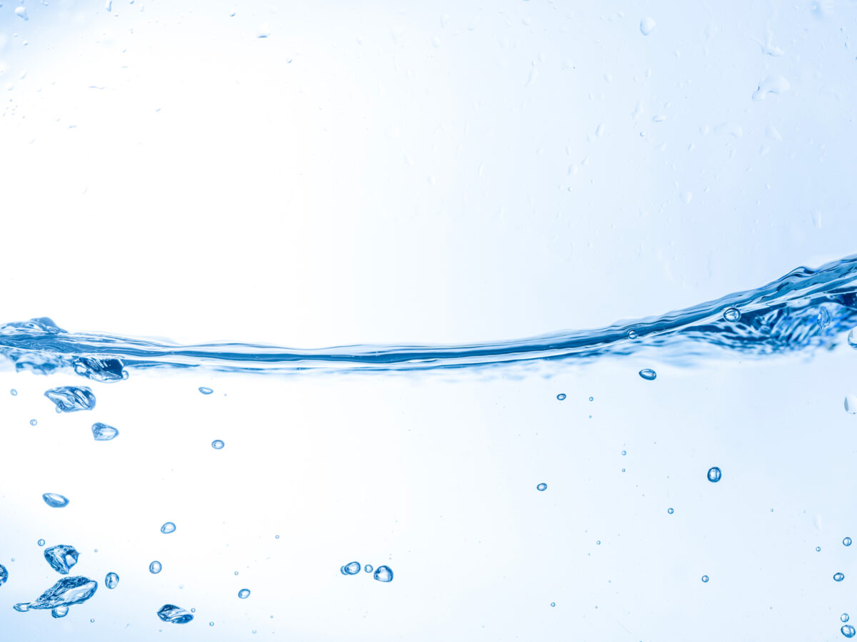 Superficie d'acqua limpida increspata, con bolle d'aria