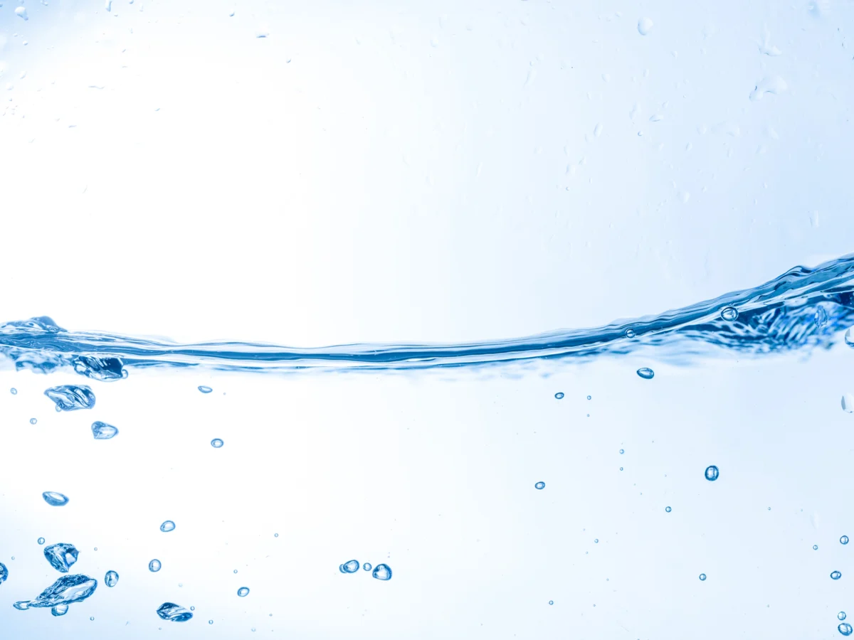 Superficie d'acqua limpida increspata, con bolle d'aria